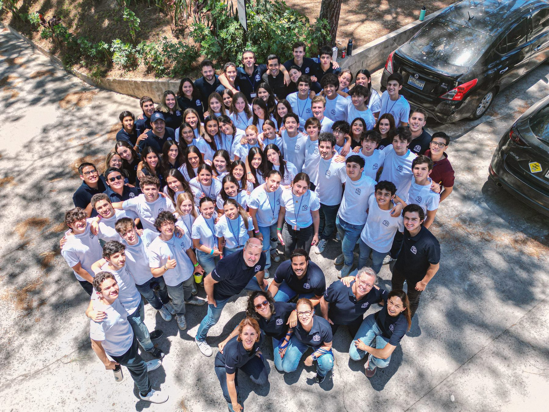Grupo AWAKEN con camisetas blancas y azules visto desde arriba